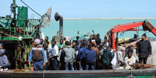 Des migrants africains sur un bateau de fortune en Méditerranée, le 19 mars 2015
