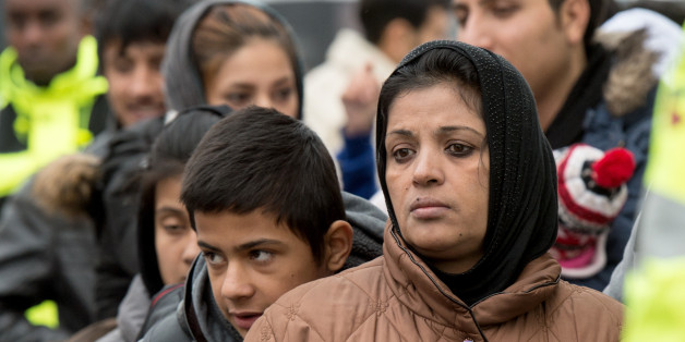 Des demandeurs d'asile attendent le 2 décembre 2015 d'être enregistrés à Giessen, dans l'ouest de l'Allemagne