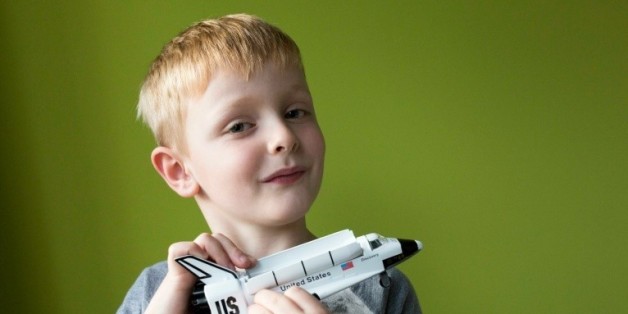 Le garconnet anglais Oliver Giddings pose avec une maquette de navette spatiale à Lytham St Annes (nord-ouest de l'Angleterre), le 19 novembre 2015