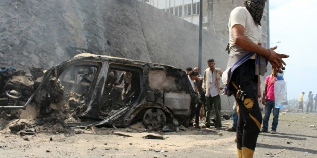 Les décombres du véhicule du gouverneur d'Aden, Jaafar Saad, victime d'un attentat, le 6 décembre 2015 à Aden