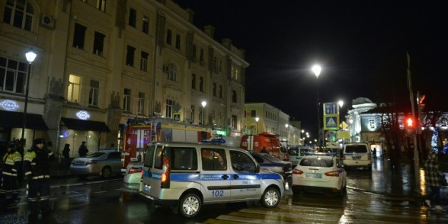 Des pompiers et policiers près d'un arrêt d'autobus où s'est produite une explosion le 7 décembre 2015
