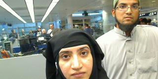 Les deux tueurs de San Bernardino Syed Farook (g) et sa femme Tashfeen Malik en transit à la douane de l'aéroport international de Chicago, le 27 juillet 2014
