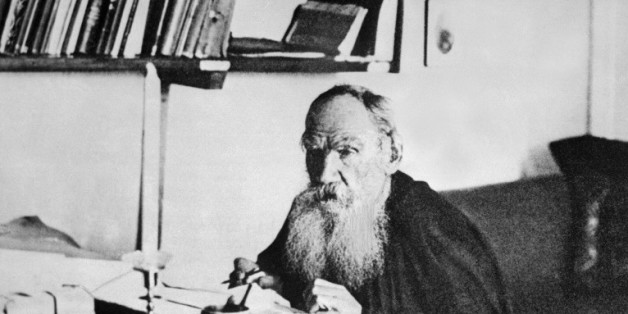 Léon Tolstoï, romancier et auteur dramatique russe, écrit dans son cabinet de travail à Iasnaîa Poliana en 1909