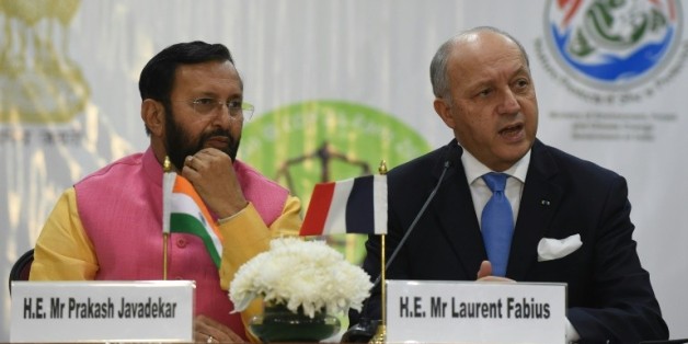 Le ministre indien de l'Environnement Prakash Javadekar et le ministre français des Affaires étrangères Laurent Fabius lors d'une conférence de presse le 20 novembre 2015 à New Delhi