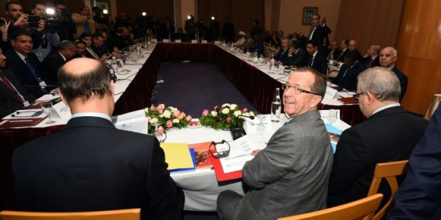 Martin Kobler (c), envoyé de l'ONU pour la Libye, préside le 10 décembre 2015 à Tunis une rencontre entre les factions de l'opposition libyenne