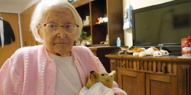 Elisabeth Breitenacker (98) mit ihrem Lieblingsstofftier. Foto: Lill