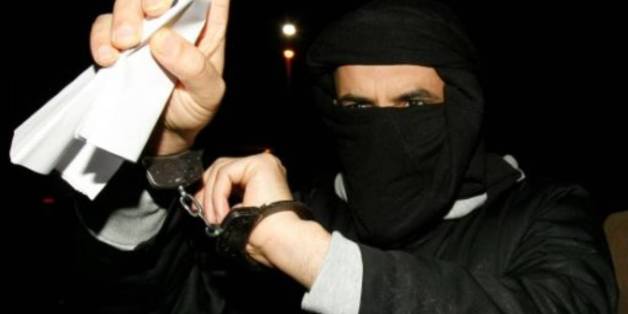 Ali Charaf Damache arrive le 15 mars 2010 au tribunal de Waterford, au sud-est de l'Irlande, où il comparaît sous l'accusation d'avoir participé à un complot visant à assassiner Lars Vilks, l'auteur suédois des caricatures du prophète