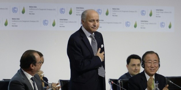 Laurent Fabius debout, entouré de François Hollande (G) et Ban Ki-moon (D), le 12 décembre 2015 au Bourget