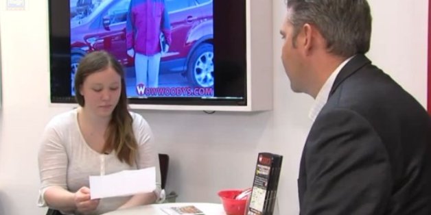 Er gibt ihr einen Brief
