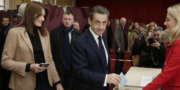 Der Vorsitzende der französischen Konservativen, Nicolas Sarkozy, geht in Begleitung seiner Frau Carla Bruni-Sarkozy an die Wahlurne.