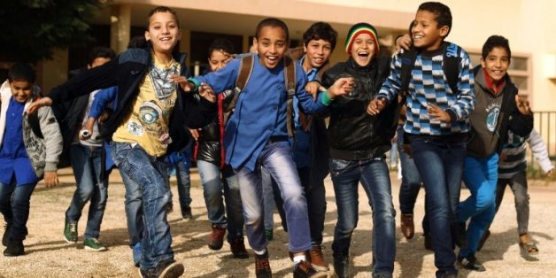 Des élèves jouent dans la cour de l'école Bashayer, à Benghazi le 13 décembre 2015