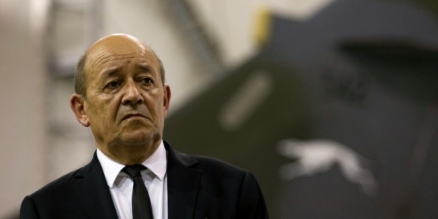 Le ministre français de la Défense Jean-Yves Le Drian, lors d'une visite d'une base militaire en Jordanie le 12 octobre 2015