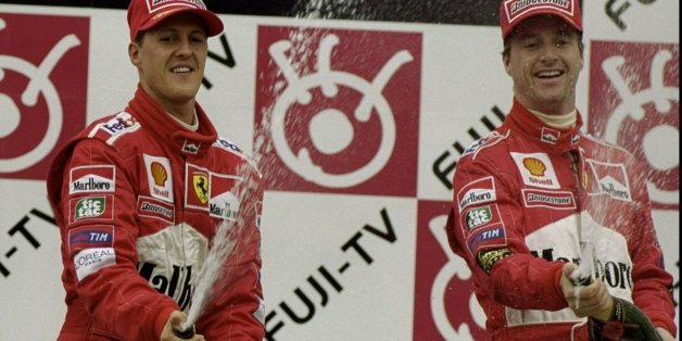Michael Schumacher und Eddie Irvine feierten 1999 gemeinsam Erfolge - jetzt kratzt Irvine an dem Bild des Deutschen.