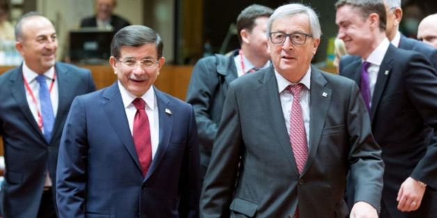 Le président de la Commission européenne Jean-Claude Juncker et le Premier ministre turc Ahmet Davutoglu, lors d'une rencontre à Bruxelles, le 29 novembre 2015