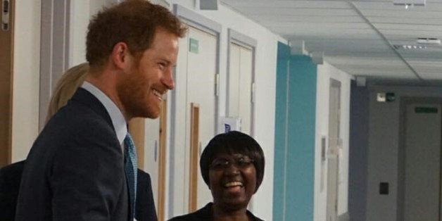 Prinz Harry am Montag im Gespräch mit Krankenschwestern des Londoner Mildmay-Hospital