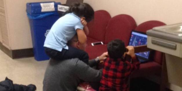Ce professeur garde les enfants d'une maman pour lui permettre de finir son examen