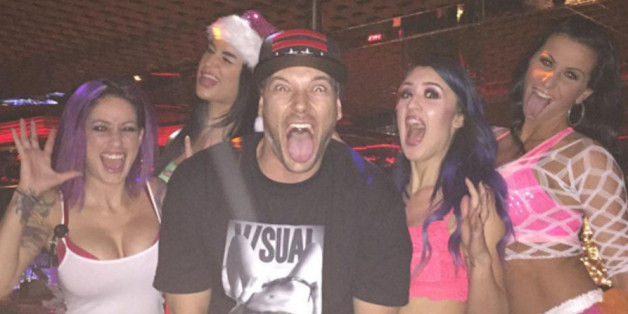 Kevin Federline posiert mit seinen weiblichen Kolleginnen aus dem Stripclub Crazy Horse III Gentlemen's Club