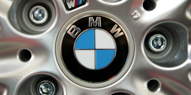 ** ARCHIV ** Das Logo des deutschen Automobil-Herstellers BMW auf einer Aluminium-Felge, aufgenommen am 22. September 2005 bei der Internationalen Automobil Ausstellung IAA in Frankfurt am Main. Wegen der Talfahrt der Autoindustrie wollen die beiden Erzrivalen Daimler und BMW moeglicherweise enger zusammenarbeiten. Ein Daimler-Sprecher lehnte am Montag, 16. Februar 2009, eine Stellungnahme ab. (AP Photo/Michael Probst) ** FILE ** The logo of car manufacturer BMW of Germany is seen on an lightweight sports rim at the International Auto Show IAA in Frankfurt, central Germany, Sept. 22, 2005. (AP Photo/Michael Probst)