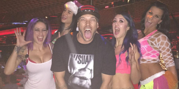 Kevin Federline posiert mit seinen weiblichen Kolleginnen aus dem Stripclub Crazy Horse III Gentlemen's Club
