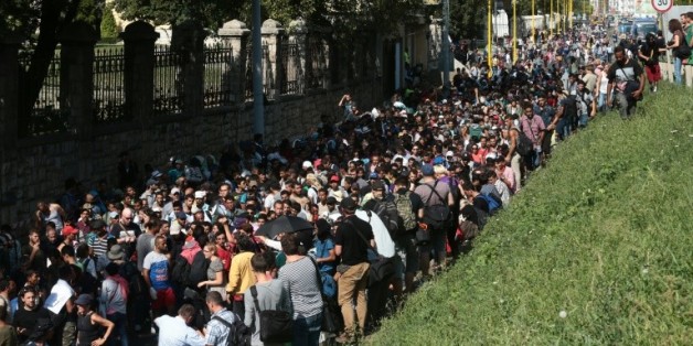 Des centaines de migrants en route vers la Hongrie le 4 septembre 2015 à Budapest