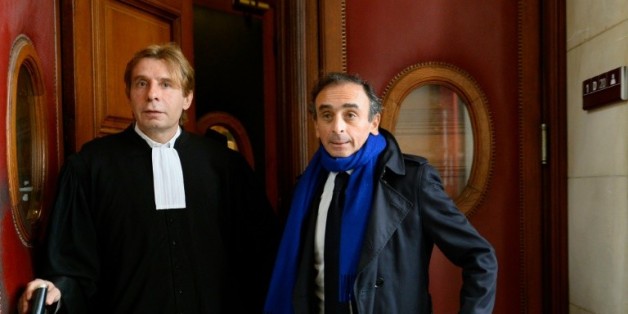 Eric Zemmour (d) et son avocat Olivier Pardo (g) au tribunal de Paris le 6 novembre 2015