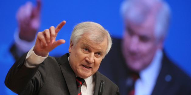 Seehofer erwägt, den Soli zu verlängern. Grund sollen hohe Kosten für die Flüchtlingspolitik sein.