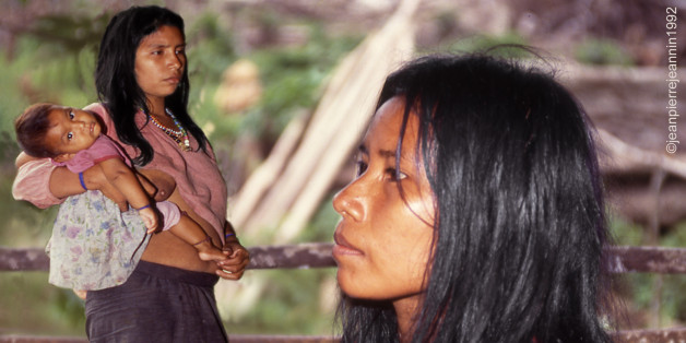 Dès notre arrivée chez les Urarinas, nous
avions été frappés par la très nette
supériorité numérique des femmes sur les hommes. Interrogé, par gestes et charabia,
le chef de la tribu nous affirma qu'il y avait
deux femmes pour un homme, ce qui contredisait nos observations. Plus tard, nous comprimes que le mot que nous avions traduit par deux signifiait en réalité "plusieurs", un et plusieurs étant les seules quantités utilisées par les Urarinas. (Amazonie péruvienne. Déc 92)