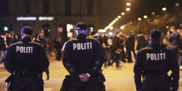 Ein dänischer Polizist protestiert gegen die Flüchtlingspolitik seiner Regierung