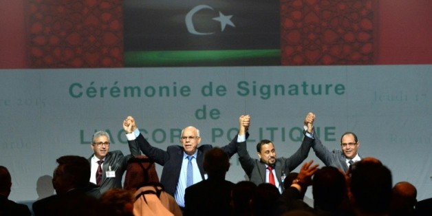 Après des mois de négociations, des hommes politiques, représentants de la société civile libyenne et membres des deux Parlements rivaux ont signé le 17 décembre à Skhirat (Maroc) un accord parrainé par l'ONU