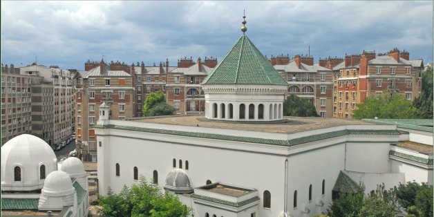 La grande mosquée de Paris est de style hispanomauresque. Son minaret se dresse à 33 mètres de hauteur. Elle a été construite au lendemain de la première guerre mondiale (1922 - 1926). Le minaret est conforme aux normes de lâEcole malékite. Câest une tour carrée, fleurie de faïence turquoises (à droite).
La décision de construire la Grande Mosquée de Paris (première mosquée construite en France) est prise au lendemain de la bataille de Verdun en 1916 qui fit 28 000 morts musulmans, et pour rendre hommage à près de 70 000 soldats musulmans morts (38 000 du Maghreb dont 23 000 Algériens) pour la France durant la Première Guerre mondiale (Wikipedia)
<a href="http://www.mosquee-de-paris.org/" rel="nofollow">www.mosquee-de-paris.org/</a>