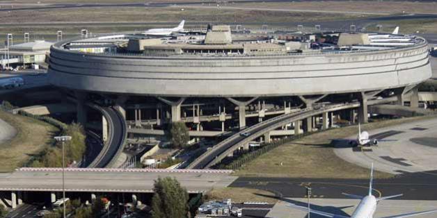 Un ambassadeur marocain perd 20.000 euros à Roissy, l'employé qui les ramasse est interpellé