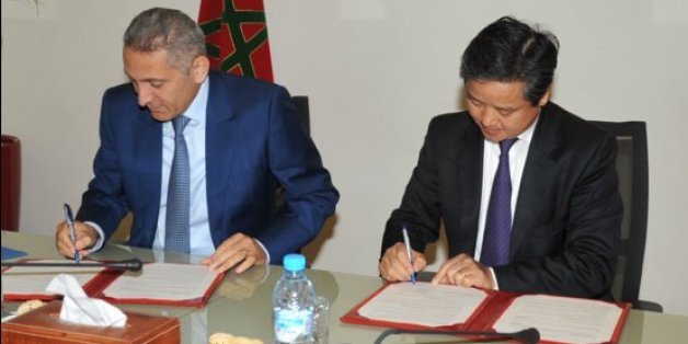 Moulay Hafid Elalamy, ministre de l’Industrie, et Li Guisheng, Président du groupe ISI Golden Age International Holding Co. Lt, le 23 décembre à Rabat