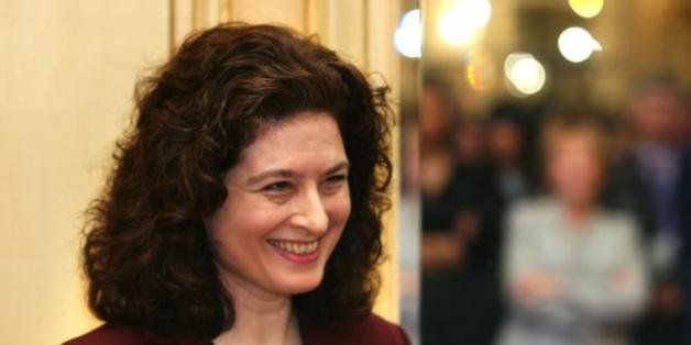 L'une des lauréats 2002 des Prix Louis Hachette, Ursula Gauthier, pour son papier "Chine - Le mortel business des seigneurs de sang" paru dans Le Nouvel Observateur, pose, le 06 février 2003 à Paris après avoir reçu son prix