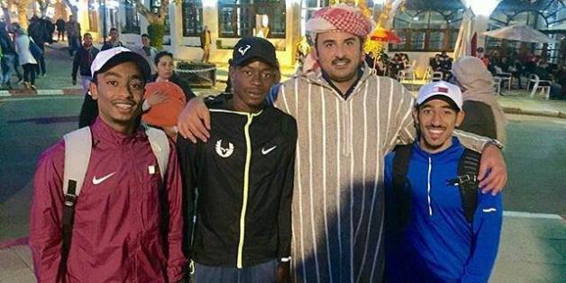 L'émir du Qatar se balade en djellaba à Ifrane
