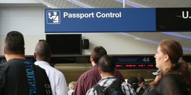 Des voyageurs attendent le contrôle de leurs passeports à l'aéroport de Chicago O'Hare, le 19 septembre 2014