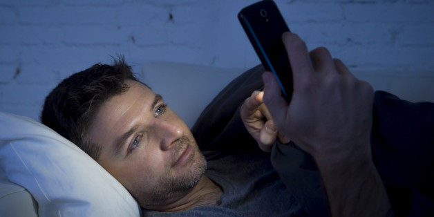 Das Smartphone im Schlafzimmer kann unsere innere Uhr durcheinander bringen.
