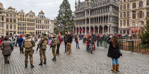 Des soldats belges en patrouille à Bruxelles, le 29 décembre 2015