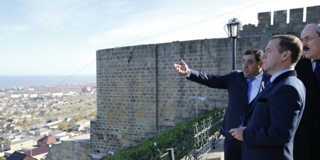 Le Premier ministre russe Dimitri Medvedev le 13 novembre 2015 sur la muraille de la forteresse de Derbent
