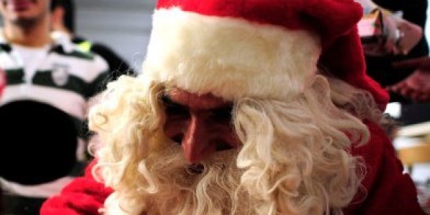 Der Weihnachtsmann hat eine Flüchtlingsunterkunft besucht