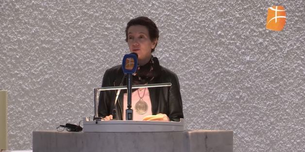 Bouchra Aït Ahmed lisant un poème écrit par son père, en prison entre 1964-1965, intitulé "Les maquisards"