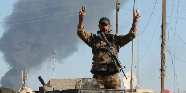 Un membre d'une troupe d'élite de contre-terrorisme fait un signe de V pour victoire après la reprise de la ville de Ramadi
