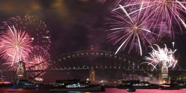 Les feux d'artifice du Nouvel An éclairent le Harbour Bridge à Sydney avant le coup de minuit le 31 décembre 2015