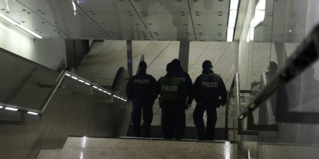 Des policiers en patrouille dans le métro fermé le 1er janvier 2016 à Munich