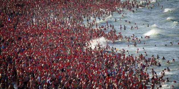 Des dizaines de milliers de Néerlandais bravent le froid de l'hiver et plongent dans la Mer du Nord pour célébrer le Nouvel an à Scheveningen, le 1er janvier 2016