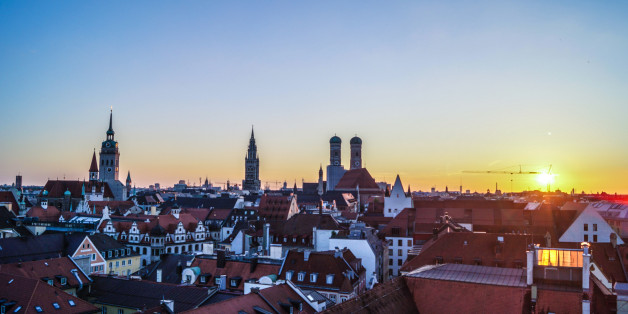 Sonnenuntergang in München mit Panoramablick zur Frauenkirche und anderen Kirchtürmen