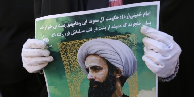 Une Iranienne tient le portrait du religieux chiite Nimr al-Nimr pendant une manifestation le 3 janvier 2016 devant l'ambassade saoudienne à Téhéran