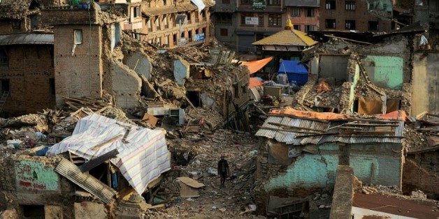 Un Népalais traverse les décombres du tremblement de terre à Katmandou, le 26 mai 2015