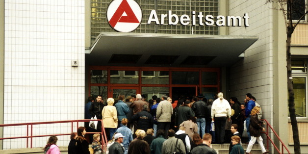 (GERMANY OUT) Arbeitslose vor dem Arbeitsamt Wedding - 1997 (Photo by Reiche/ullstein bild via Getty Images)