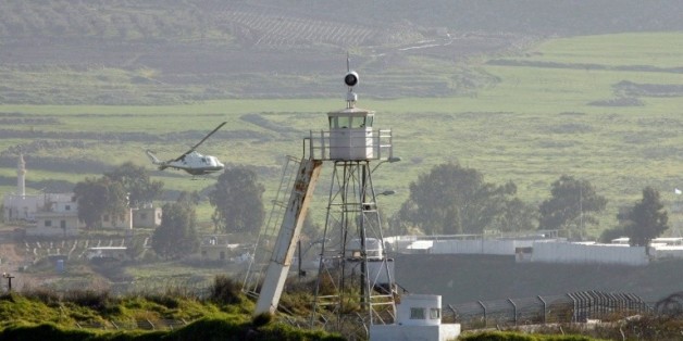 Un hélicoptère des Nations Unies vole au-dessus du village de Ghajar à la frontière entre Israël et le Liban, le 29 janvier 2015