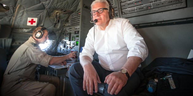 Außenminister Frank-Walter Steinmeier nicht im Anzug: So zeigt er sich auf einem Flug nach in Bagdad im Irak im Cockpit einer Bundeswehr Transall